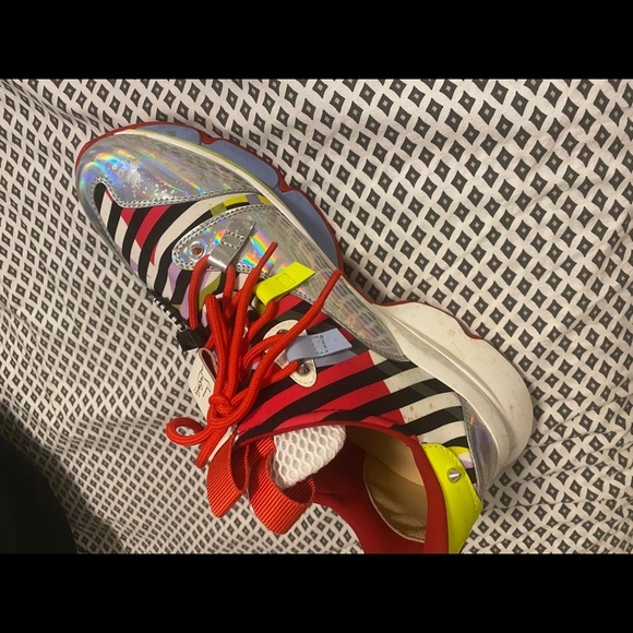 Sneakers - Picture 2 of 5